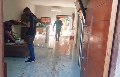 Efectivos de Investigaciones de Central verifican la residencia donde se registró el ataque.