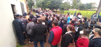 Una gran aglomeración se registró en unos de los locales electorales de Hernandarias.