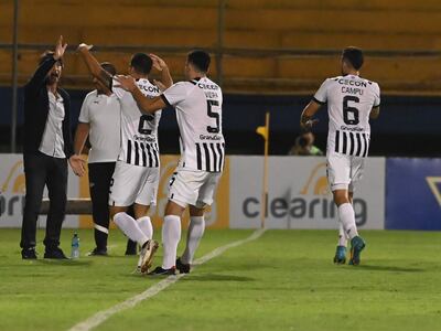 Los futbolistas de Libertad celebran con Daniel Garnero (i) el tanto de Iván Ramírez (2) contra el Sportivo Luqueño en el Feliciano Cáceres de la ciudad de Luque.