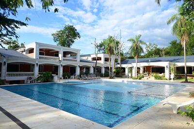 Residencia con piscina.