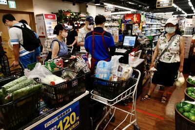 Cola en el cajero después de comprar alimentos básicos dentro de un supermercado en Taipei, Taiwán.