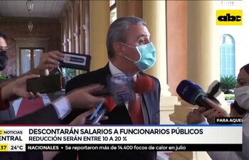 Descontarán salarios a funcionarios públicos