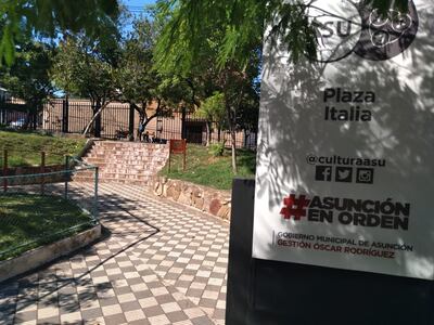 Cartel de Nenecho Rodríguez y de fondo, otro de una firma inmobiliaria.