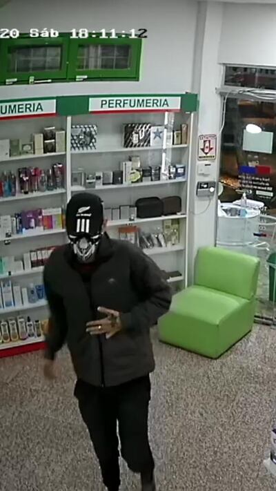 El asaltante durante el atraco a Farmalife, en barrio San Miguel.