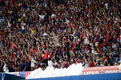 Hinchada de Cerro Porteño anima al equipo durante un partido de la fecha 14 del torneo Clausura, ayer en el estadio General Pablo Rojas.