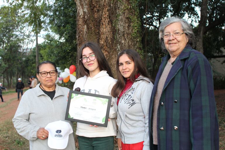 Sofía Villamayor (segunda de la izquierda) y sus vecinas, quienes evitaron que el Timbó sea derribado. 