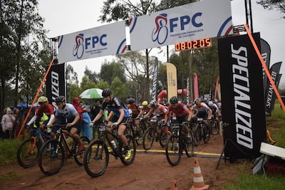 Pese a las pésimas condiciones climáticas que se tuvo ayer en La Colmena, fue todo un éxito Desafío Mbokarusu de ciclismo MTB.