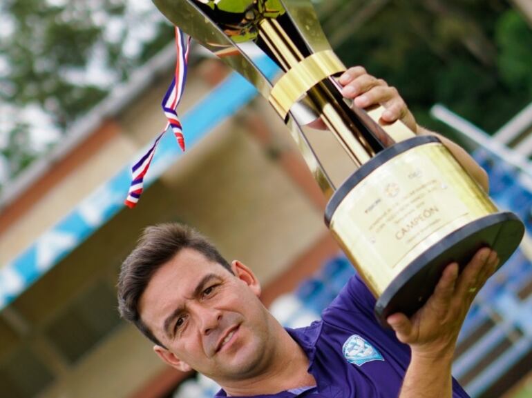 Troadio Duarte y el título de la Divisón Intermedia, certamen conquistado en 2019.