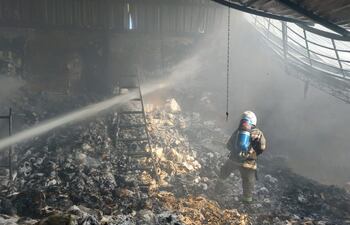 Bomberos voluntarios siguen trabajando en el enfriamiento del sitio.