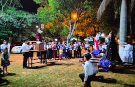 Los portadores de las imágenes de María y San Juan se arrodillan en el momento del encuentro con Jesús en Itauguá.