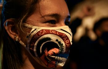 El diputado Jorge Brítez, considerado antivacuna, impulsó un proyecto de ley que dispone la derogación de la normativa que establece la obligatoriedad del uso de los tapabocas.