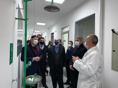 Mario Abdo recorre las instalaciones del laboratorio en Senacsa
