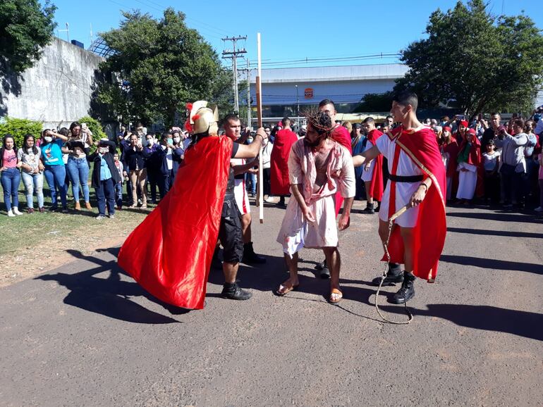 Cada año realizan una de las mejores representaciones de los vivió Jesús en su calvario.