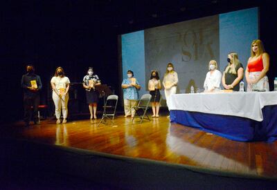 Autores de las obras finalistas recibieron un ejemplar del libro, durante el acto del martes.