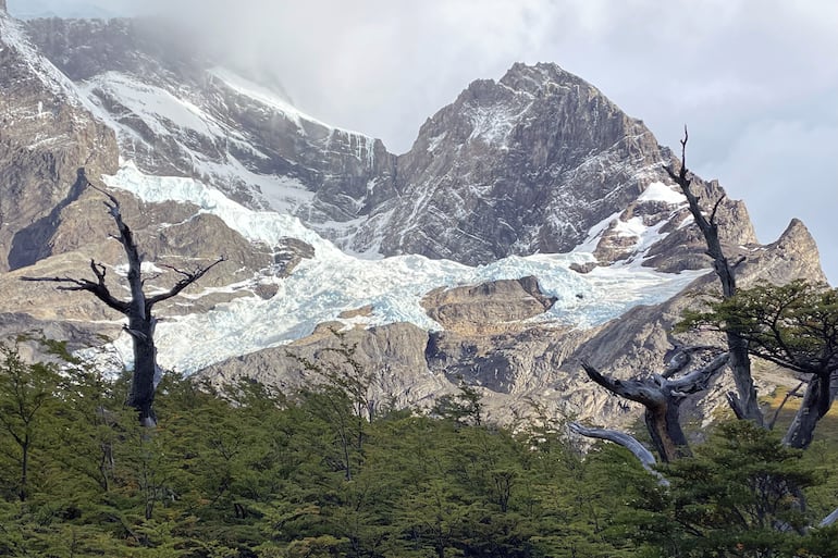 Aludes estruendosos se precipitan por las laderas del Glaciar Francés.