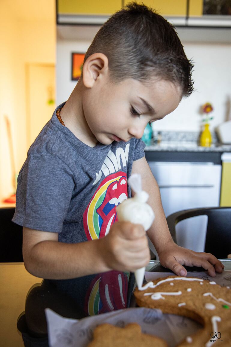 Ignacio muy concentrado decorando la súper galleta de Navidad. (Romi Ocampos)