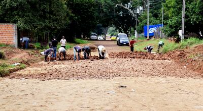 Obreros trabajando el miércoles por un empedrado terminado en 2019 y que costó G. 53.100.000.