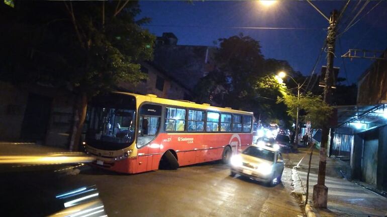 El colectivo quedó obstaculizando parcialmente el tránsito.