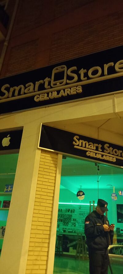 Fachada del local de venta de celulares que fue asaltado este viernes en Luque.
