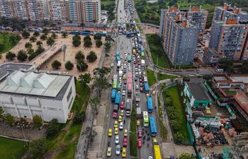 Esta vista aérea muestra el tráfico en una avenida de Bogotá, Colombia.