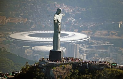 Majestuosa vista aérea del estadio Maracaná y el Cristo Redentor, íconos de Río de Janeiro.