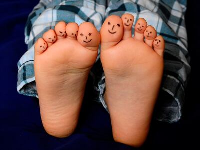 Caminar descalzos mejora el desarrollo de la musculatura del pie y ayuda a prevenir el pie plano.