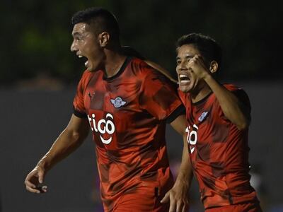 Óscar Cardozo (i), atacante de Libertad, celebra el tanto de la victoria sobre Sportivo Trinidense por la sexta fecha del torneo Apertura 2023 del fútbol paraguayo.