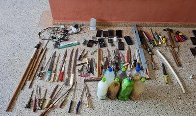 Objetos prohibidos incautados por los intervinientes durante los operativos simultáneos en penitenciarías del país.