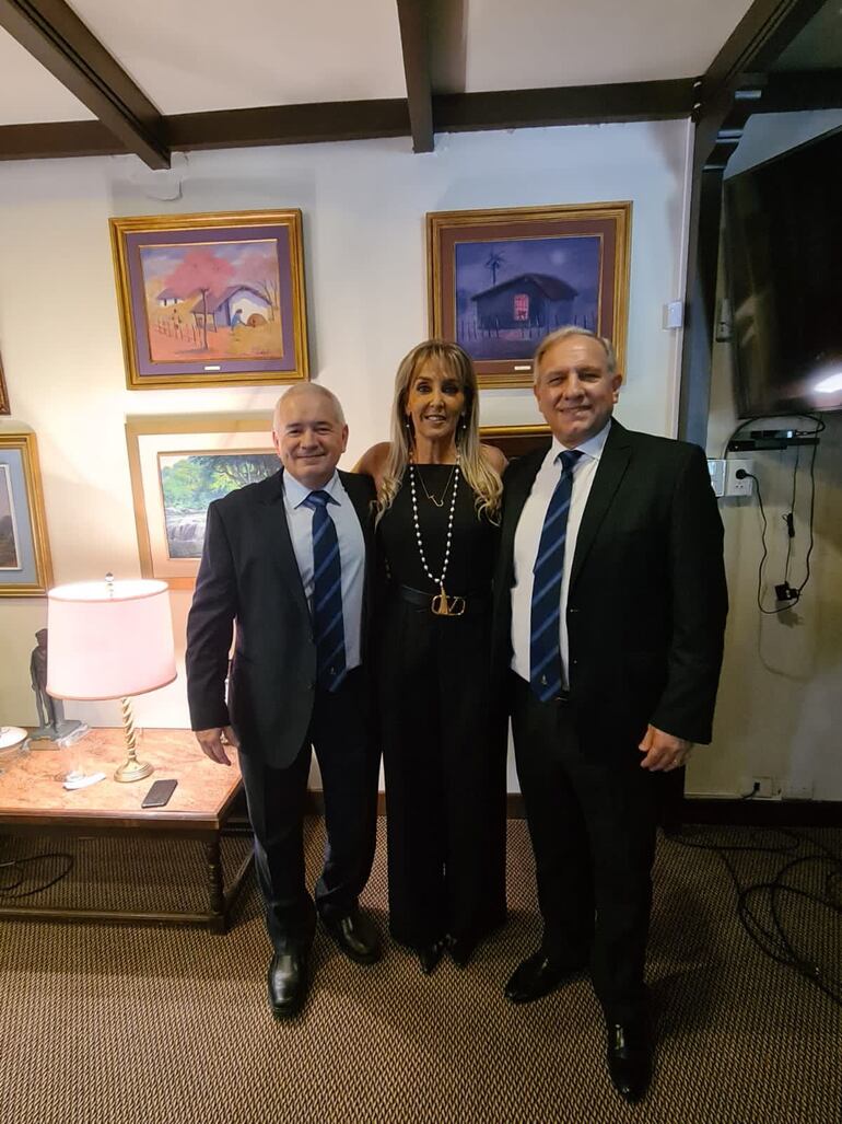 María José Miranda Ugarriza junto a Eduardo María Livieres Guggiari y Luis Emilio Pecci Díaz de Bedoya.  (Gentileza/María José Miranda Ugarriza)