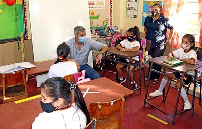 El presidente Mario Abdo estuvo en el  inicio de clases en la  escuela Básica Nº 1203 Patria, de la ciudad de Altos.