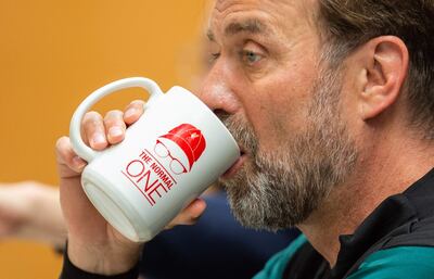 El entrenador del Liverpool, Jürgen Klopp, bebe de una taza durante la rueda de prensa ofrecida en el Axa Training Centre, en Liverpool, para hablar del partido frente al Real Madrid CF en la final de la Liga de Campeones que se disputará el sábado 28 de mayo en París.