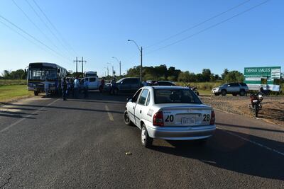 Manifestantes cierran ruta en la Isla Yasyretá.