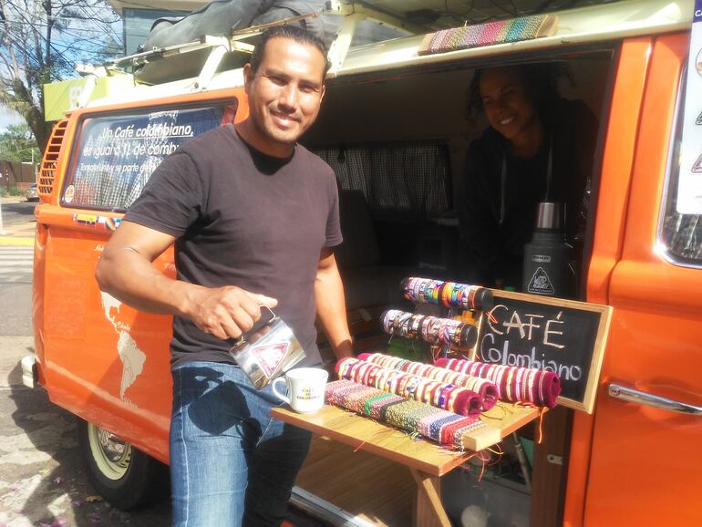 Breine Romo, ofrece los afamados cafés colombianos al público que se acerca a improvisado café-bar montado al costado del transporte, en una esquina de la Plaza de Armas. Con la venta de café y objetos de artesanía cubren las necesidades de combustible y comida del viaje.