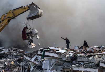 Personas buscan sobrevivientes en el sitio de un edificio derrumbado tras un terremoto en Iskenderun, distrito de Hatay, Turquía.