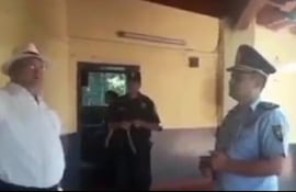 Captura del momento en que se ve al gobernador Alejo Ríos, ordenar al Crio. Fabio Cantero, para que los presos sean liberados