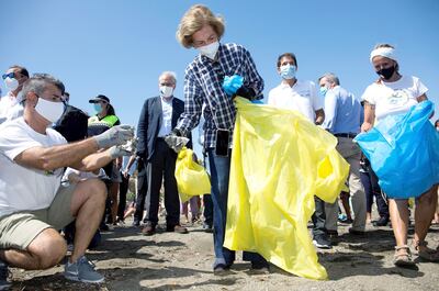 La reina Sofía ha salido a limpiar las playas de Málaga en el marco de un trabajo voluntario.