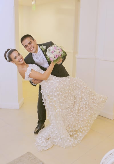 La feliz pareja de enamorados César Emilio Cañete Mazacotte y Rosa Gabriela Wenninger Irala, posando para Marcial Barni.