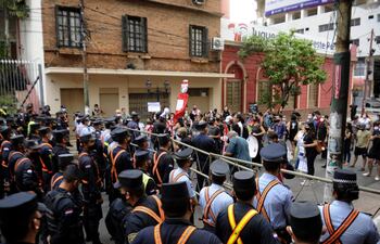 Gran despliegue policial para manifestación de repudio a Mario Abdo.