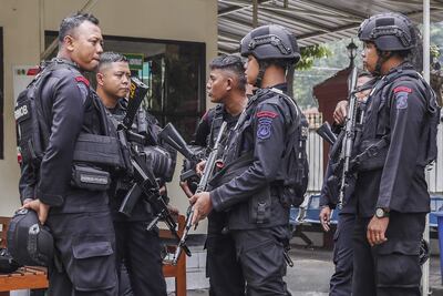 Policías en guardia fuera de la corte del distrito de Surabaya, Indonesia, este jueves.