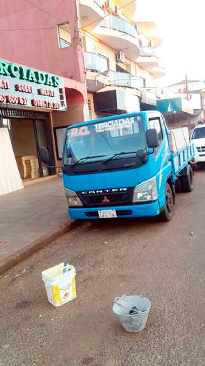 Los falsos albañiles abandonaron los baldes después del golpe.