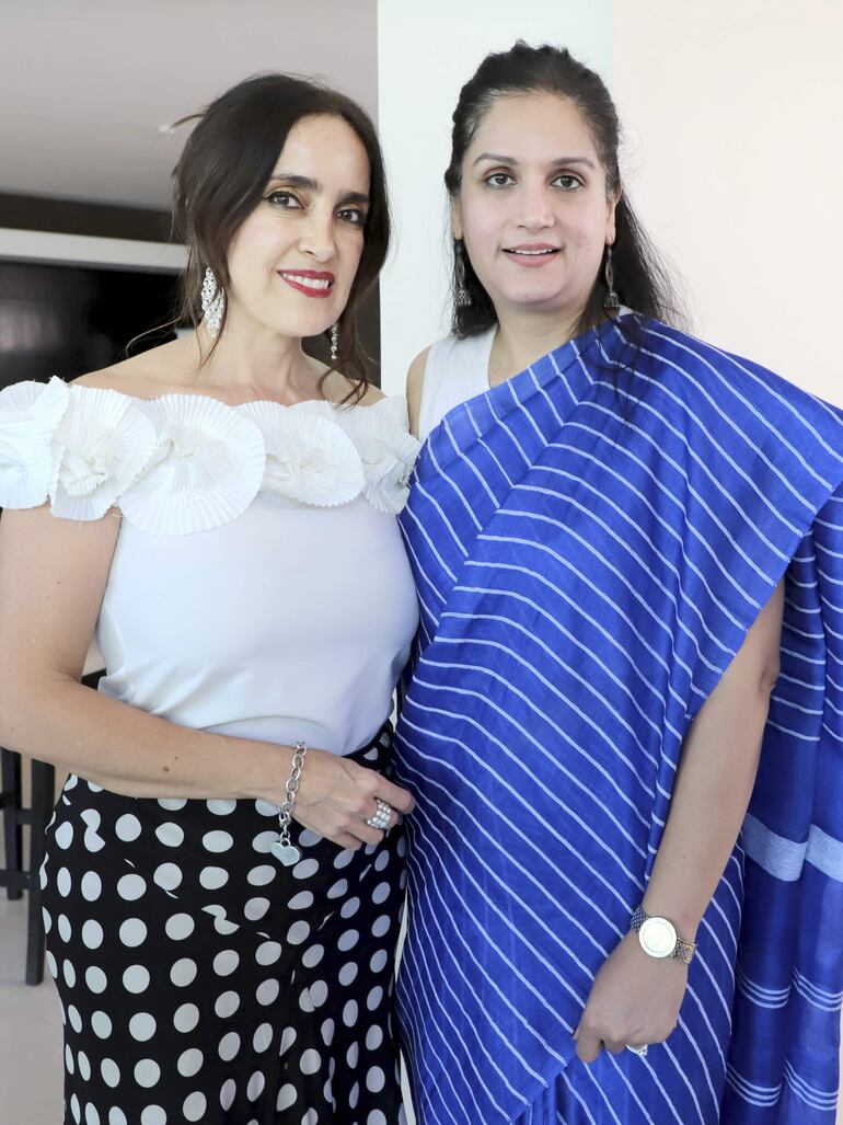 La embajadora de Ecuador, María Eugenia Hidalgo y la embajadora de la India, Indu Chahar.