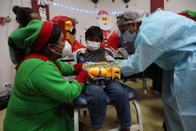 Funcionarios de salud del hospital municipal de La Portada llevan a cabo una jornada de vacunación navideña para menores, en La Paz (Bolivia).