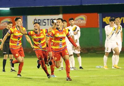 Mientras los futbolistas de Cristóbal Colón de Ñemby celebran la clasificación, en el fondo los aurinegros lamentan la eliminación de la Copa Paraguay. (APF)