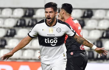 Celebración de Jorge Eduardo Recalde Ramírez (28), autor de los dos primeros goles del partido. El “Pollo” registra 23 anotaciones en 32 juegos en Olimpia.