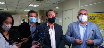 El gobernador de Central, el cartista Hugo Javier González (c) junto a sus abogados, ayer a la tarde, en el Juzgado de San Lorenzo.