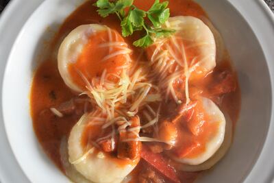 Sorrentinos rellenos con ricota y espinaca.