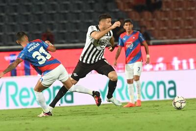 Alvaro Campuzano sale con el balón dominado ante la marca de Robert Morales