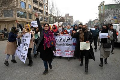 Mujeres protestan en Kabul, Afganistán, este domingo.