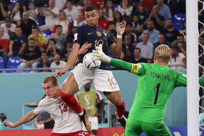 El francés Kylian Mbappé empuja el balón  con el muslo derecho para anotar el segundo gol de su cosecha personal y el de su selección ante Dinamarca