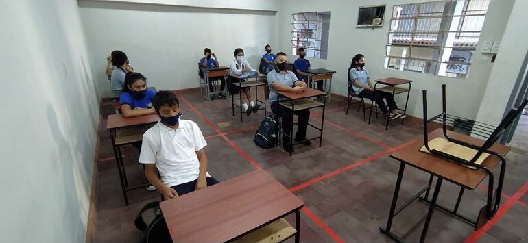 De esta forma son distruibuidos los alumnos en el interior de un aula en la escuela Vicepresidente Sánchez.